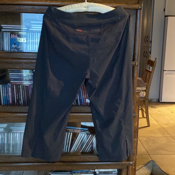 Vintage Lululemon Capris - Dark Grey With Tiny Stripe Size 8 - Picture 3 of 11